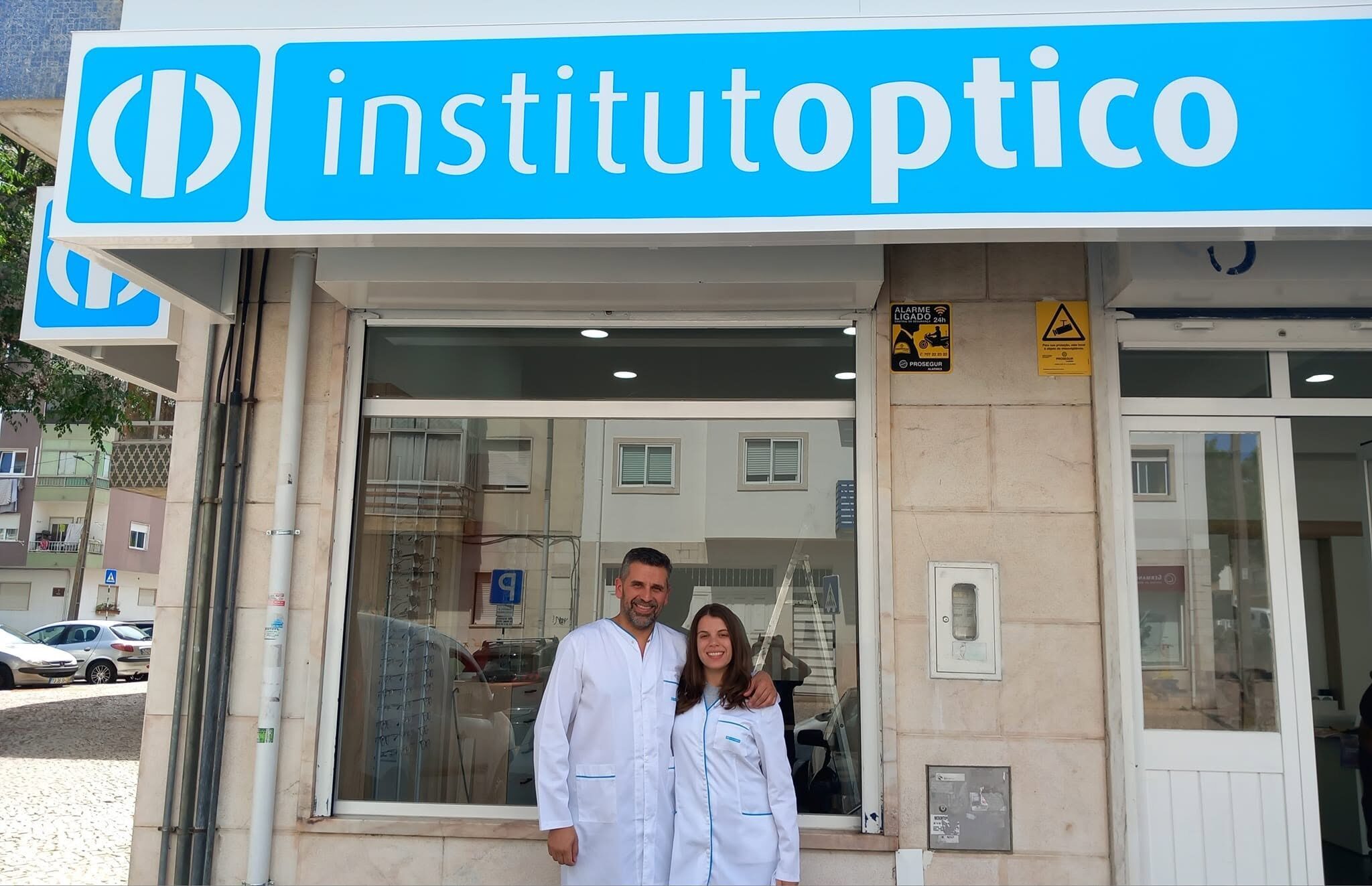 Bruno Ferreira (proprietário) e Bruna Ferreira (optometrista) do Centro Óptico da Torre