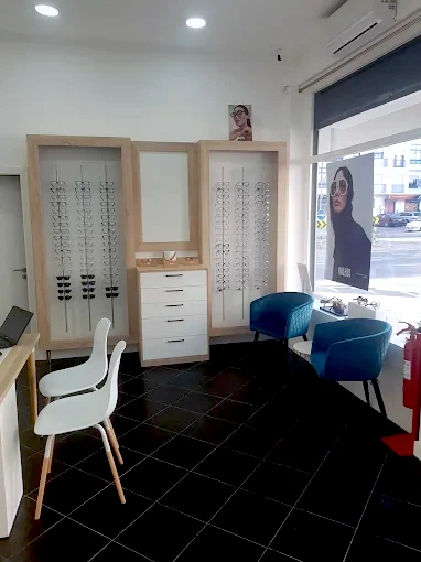 Expositor de armações no Centro Óptico da Torre
