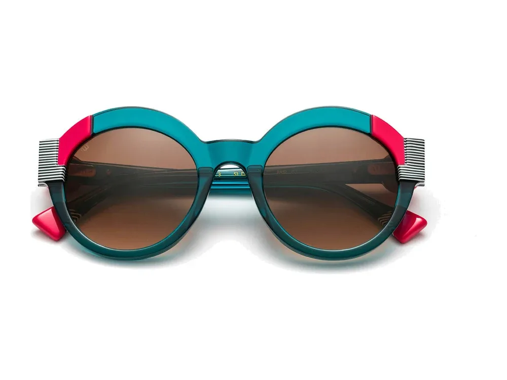 Óculos de sol Woodys Atelier FAIR 03, redondo azul-turquesa com apontamentos rosa, de frente